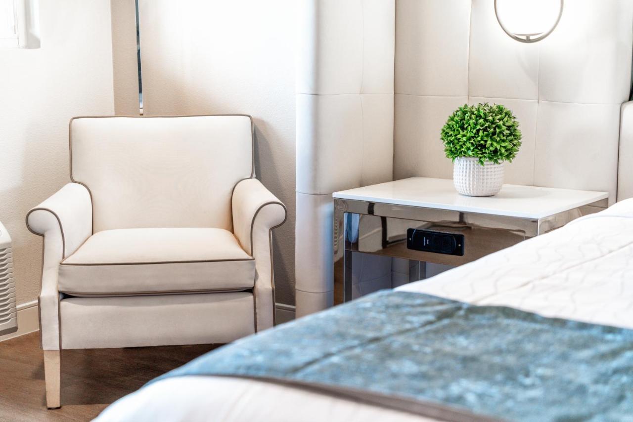 Aspire Inn Studios & Spas เบลฟลาวเวอร์ ภายนอก รูปภาพ
