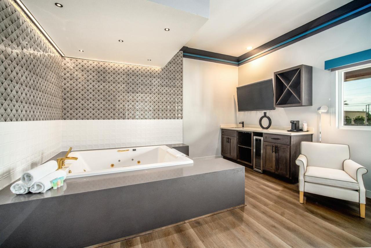 Aspire Inn Studios & Spas เบลฟลาวเวอร์ ภายนอก รูปภาพ