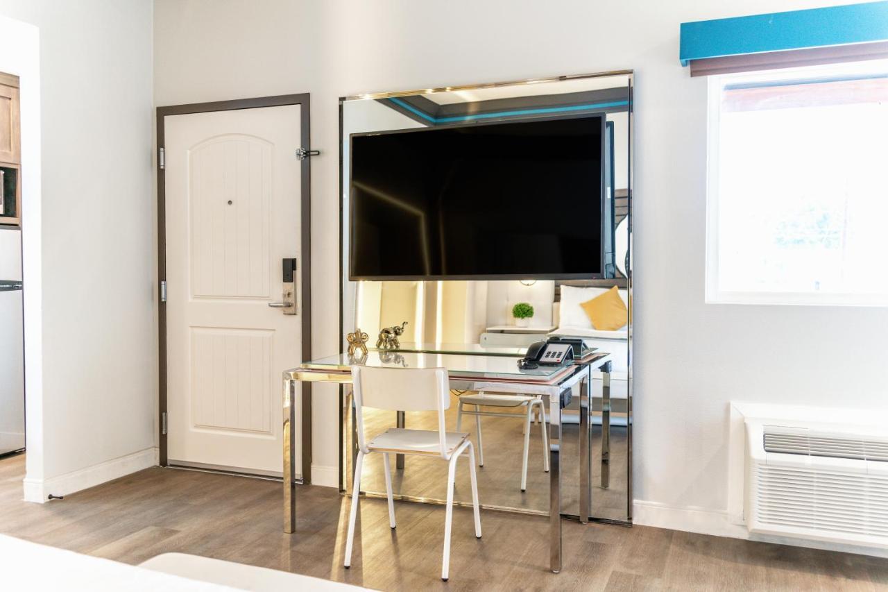 Aspire Inn Studios & Spas เบลฟลาวเวอร์ ภายนอก รูปภาพ