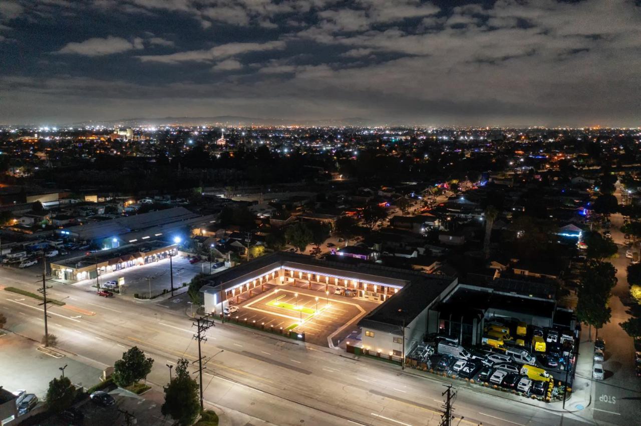 Aspire Inn Studios & Spas เบลฟลาวเวอร์ ภายนอก รูปภาพ