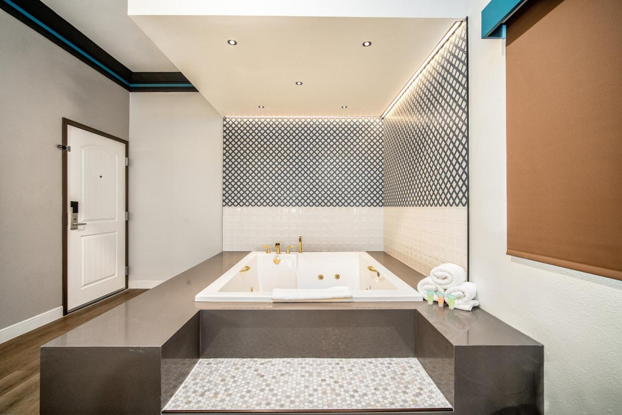 Aspire Inn Studios & Spas เบลฟลาวเวอร์ ภายนอก รูปภาพ